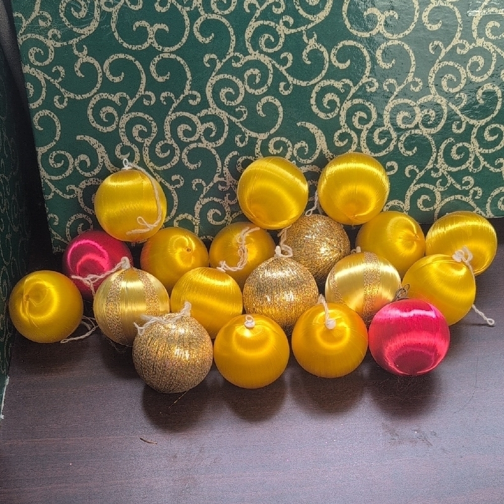 BUNDLE OF 19 VINTAGE CHRISTMAS ORNEMENTS